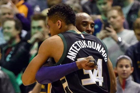 伤势不轻？萨格斯因左臀伤势退赛 赛后坐轮椅离开了球馆（伤情恐不乐观？萨格斯左臀受伤提前退赛，赛后乘轮椅离开球馆）