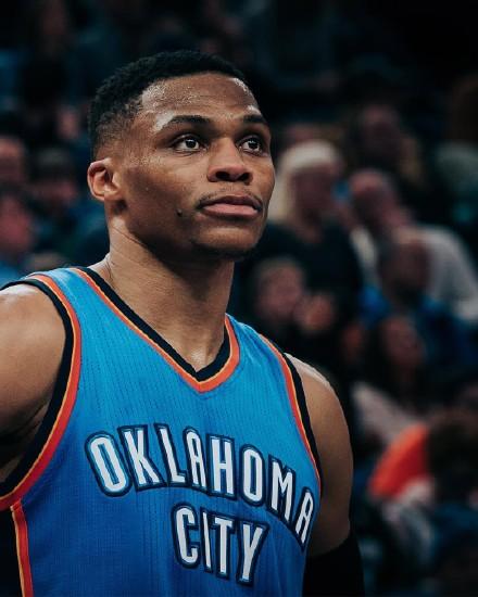 锡安半场表现抢眼，得分能力出色（锡安半场大放异彩，得分火力十足）