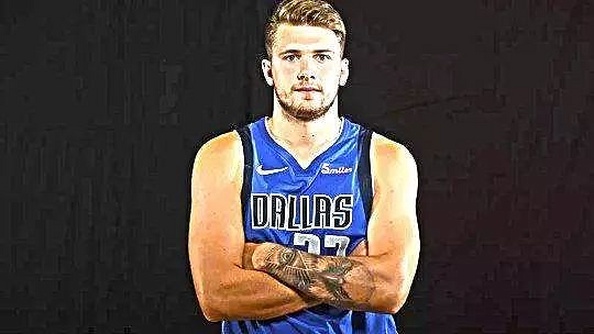 残特奥会选手与领跑员携手冲线夺冠（残特奥会选手与领跑员并肩冲线夺魁）