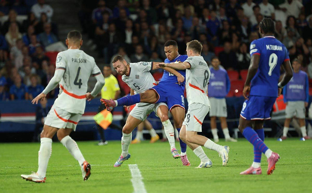 惊魂一分钟！约基奇两罚全中 爱德华兹绝平三分，森林狼VS掘金进加时（惊险读秒：约基奇两罚稳进，爱德华兹绝平三分，森林狼与掘金战至加时）