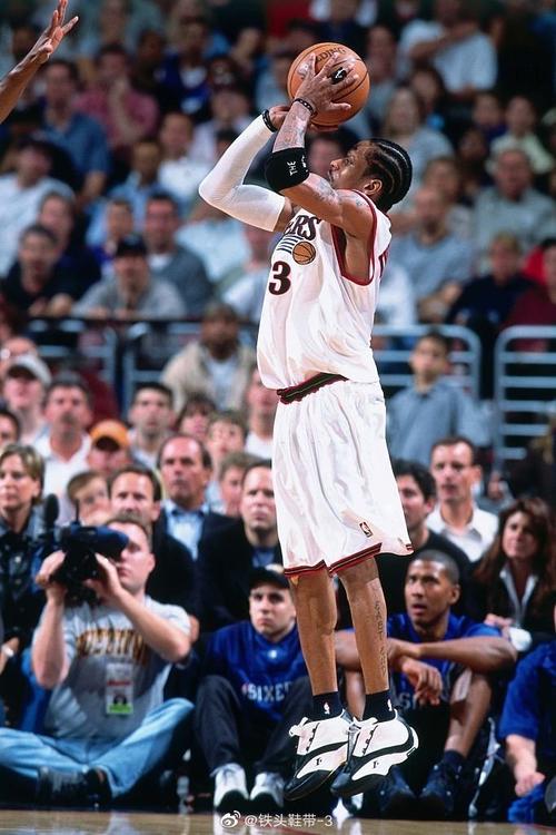 伦纳德状态出色18分＆哈登11分，快船半场狂轰10记三分（伦纳德火力全开砍18分，哈登贡献11分，快船半场飙进10记三分）