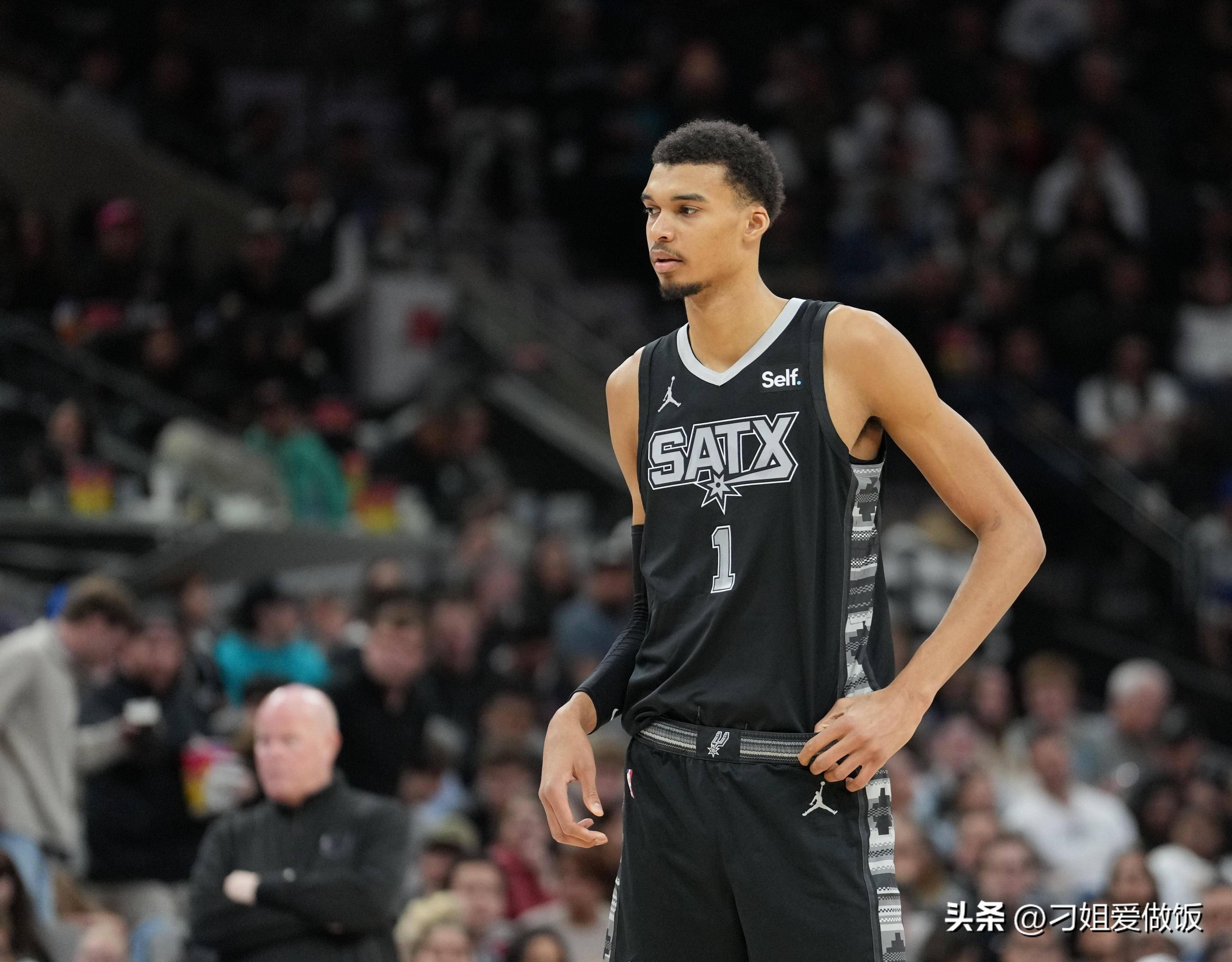 科曼称赞阿尔克马尔19岁中场斯密特：他身上的特质像佩德里（科曼点赞阿尔克马尔19岁新星斯密特：身上有佩德里的影子）