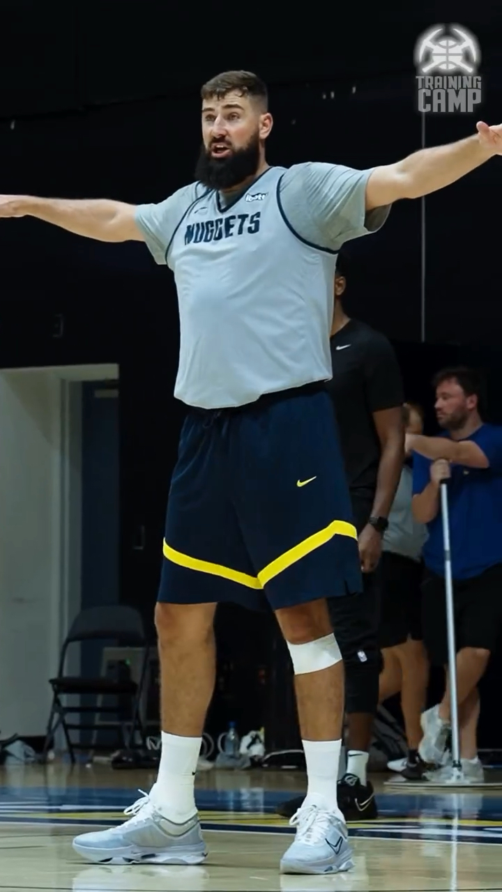 庆祝苏超夺冠，泰州市委书记与泰州队球员合唱《歌唱祖国》（苏超问鼎，泰州市委书记携泰州队合唱《歌唱祖国）