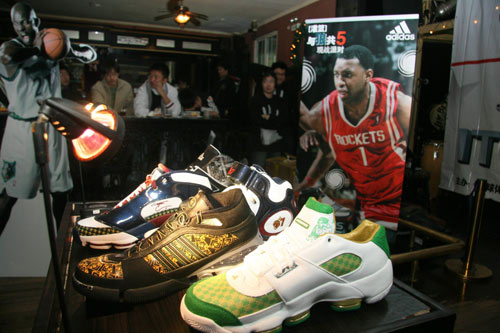 热那亚2-1乌迪内斯，诺顿-库菲破门，马利诺夫斯基点射（热那亚2-1力克乌迪内斯，诺顿-库菲建功，马利诺夫斯基点球命中）