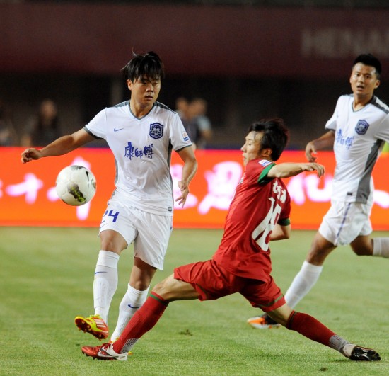 中超：山东泰山主场2-0完胜青岛队（中超丨山东泰山主场两球完胜青岛队）