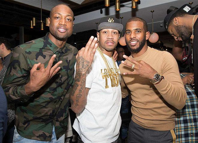 精准制导！法耶拼下篮板 随后长传横跨全场助攻诺威尔篮下打中（法耶抢下篮板后一记全场长传，精准助攻诺威尔篮下得分）